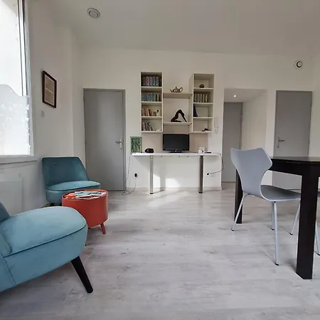 Lumineux De 2 Pieces - Quartier Anime D'haussonville, - Fr-1-584-317 Apartment *