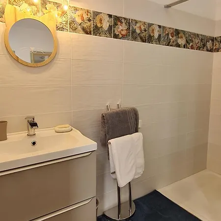 Apartment Lumineux De 2 Pieces - Quartier Anime D'haussonville, - Fr-1-584-317 *